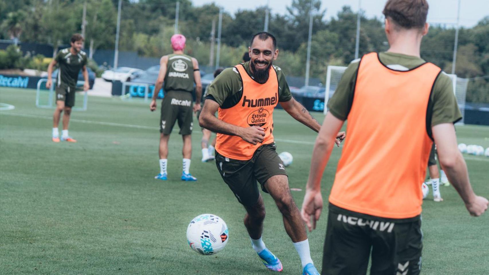 Borja Iglesias durante su primer entrenamiento con el Celta tras su fichaje hasta 2028