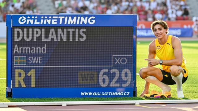 Duplantis, junto a la marca de su nuevo récord mundial.