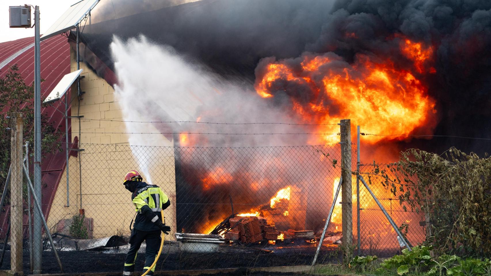Bomberos trabajan para sofocar el incendio en Cubo de Benavente, Zamora.