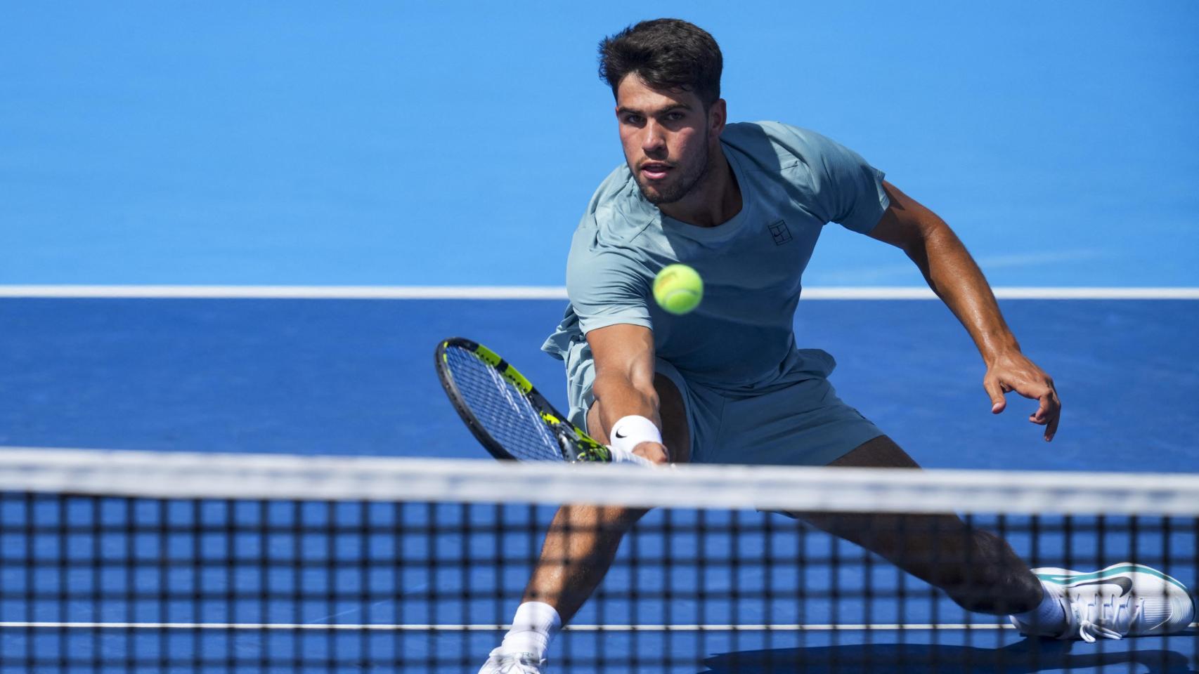 Alcaraz devuelve una pelota en su duelo de este martes.