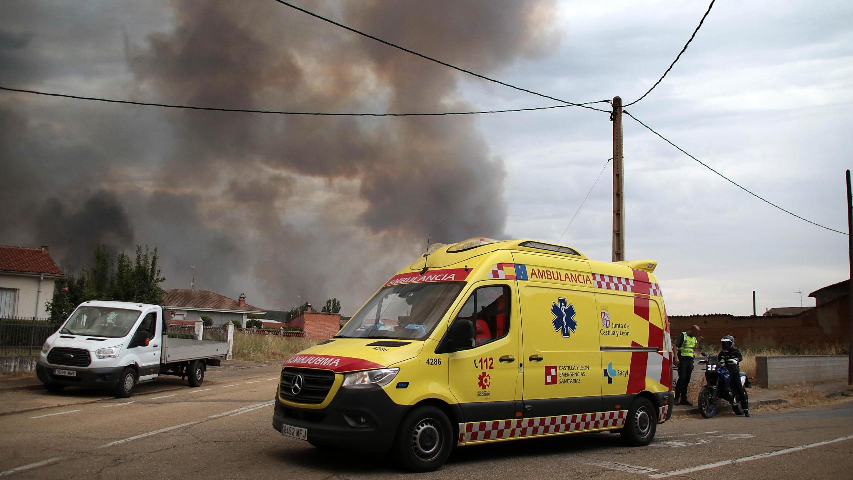 El incendio de Molezuelas de Carballeda (Zamora) ha traspasado hasta la zona sur de León. Imagen de una ambulancia en Herreros de Jamuz