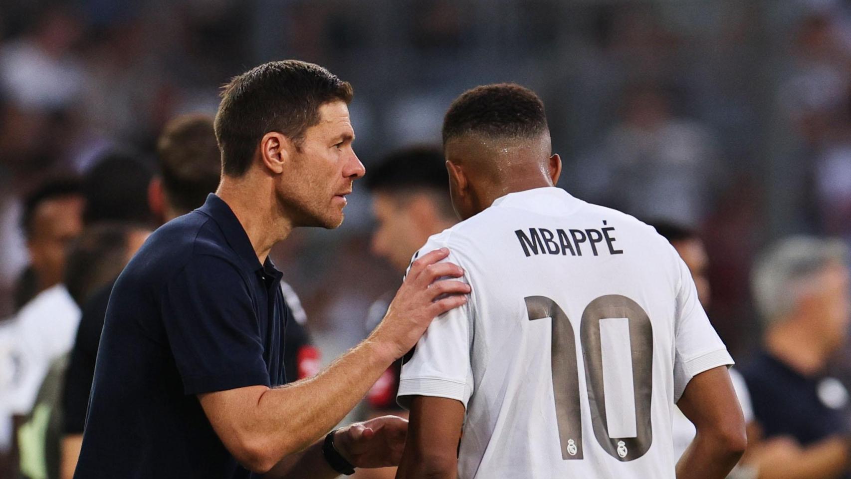 Xabi Alonso da instrucciones a Kylian Mbappé.