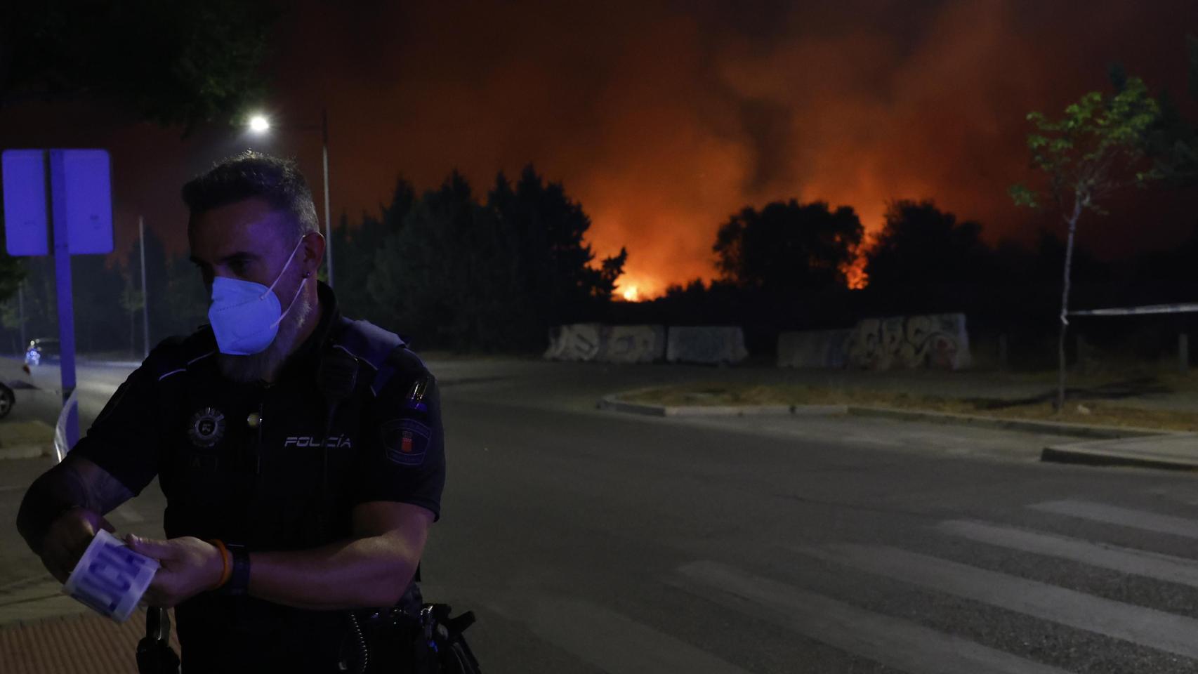 El fuerte viento en localidad madrileña de Tres Cantos la extinción del fuego al empujarlo con fuerza.