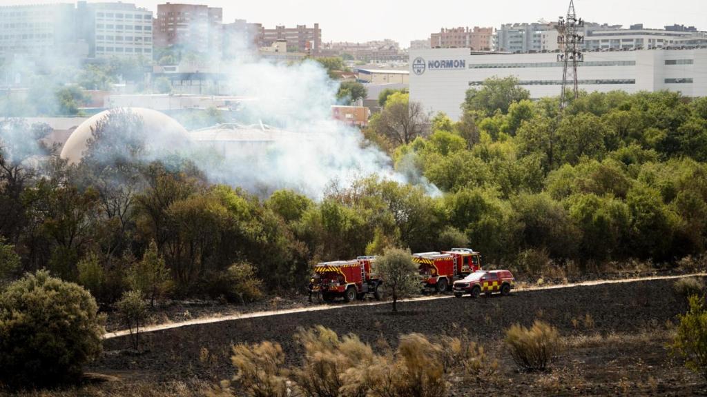 Los bomberos y las brigadas forestales de la Comunidad de Madrid, así como el UME continúan trabajando en el fuego de Tres Cantos en la tarde del martes.