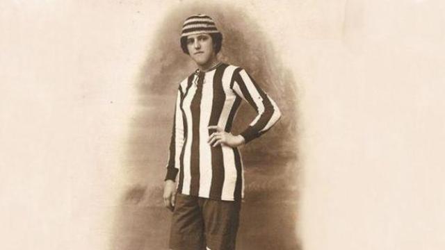 Nita Carmona vestida de futbolista en un Carnaval de Málaga.