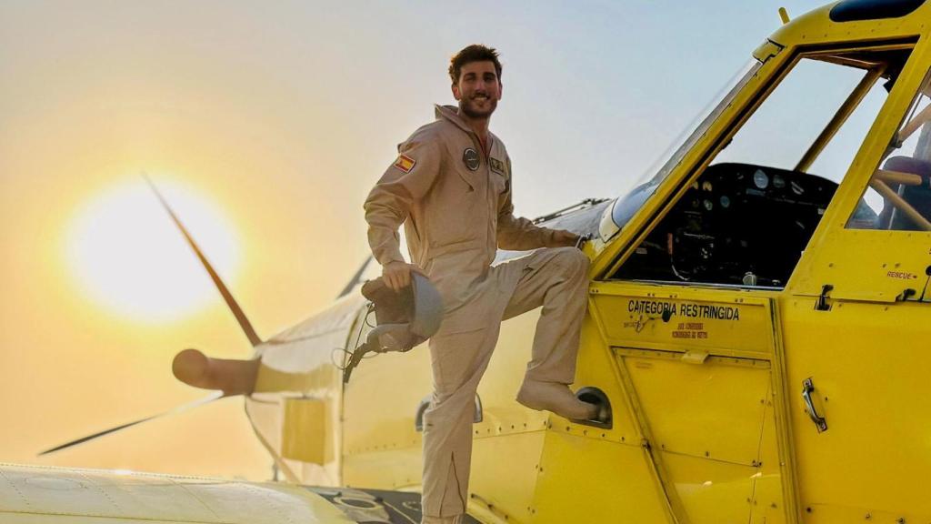 Carlos abordando su avión anfibio.
