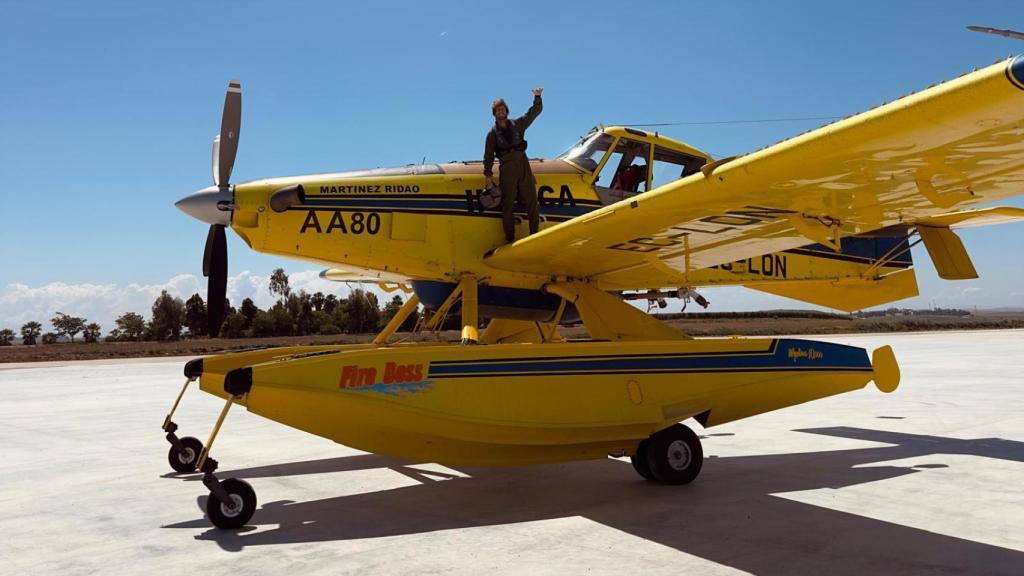 Carlos tiene dos años como piloto apagafuegos.