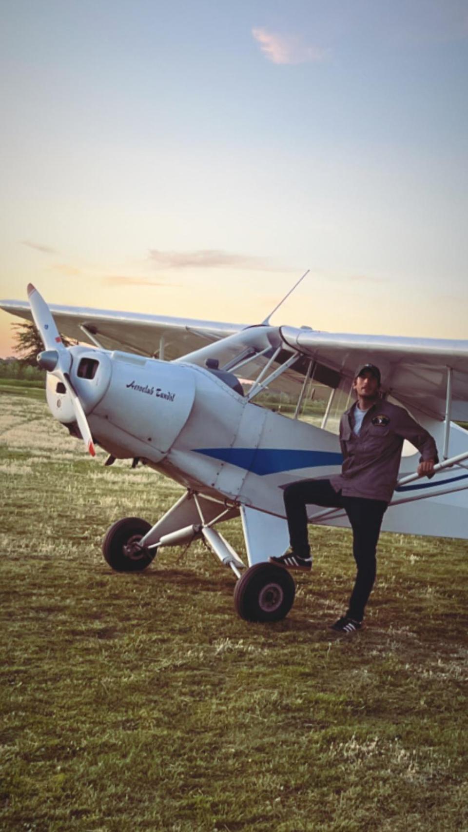 Carlos en sus inicios en la aviación.