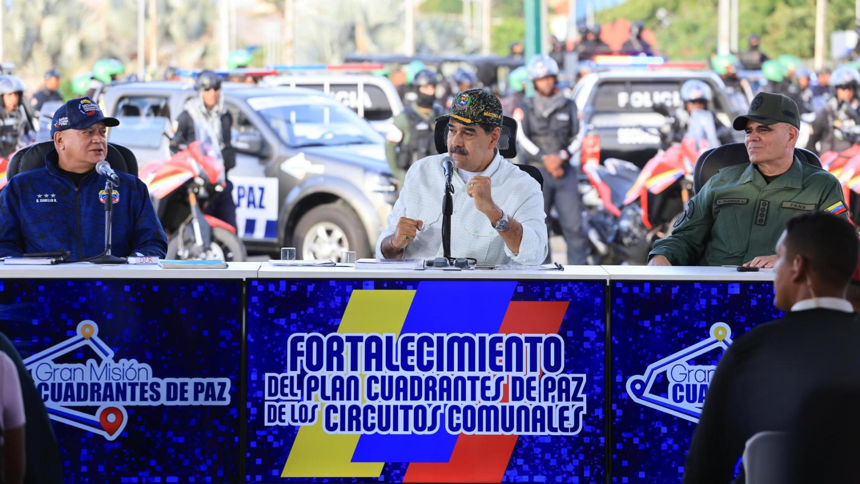 Nicolás Maduro (c), el ministro de Relaciones Interiores, Justicia y Paz, Diosdado Cabello (i), y el ministro de la Defensa, Vladimir Padrino López, durante un acto de gobierno, en La Guaira.