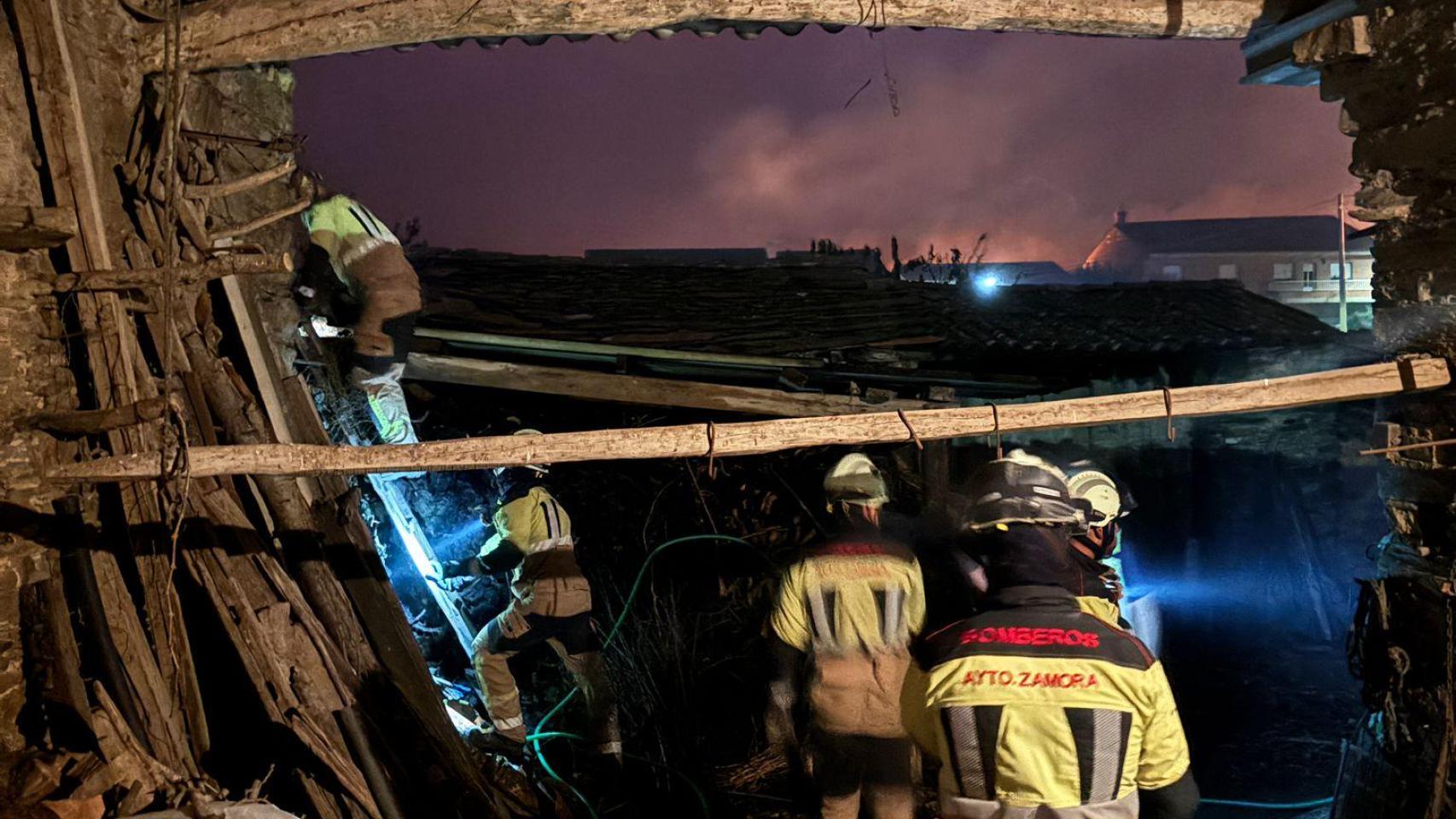 Los Bomberos de Zamora participando en la extinción de las llamas en Abejera de Tábara