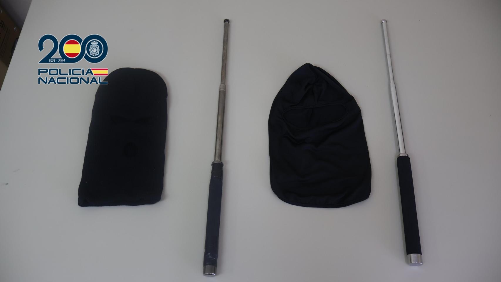 Los detenidos utilizaron pasamontañas para ocultar sus rostros y defensas extensibles.