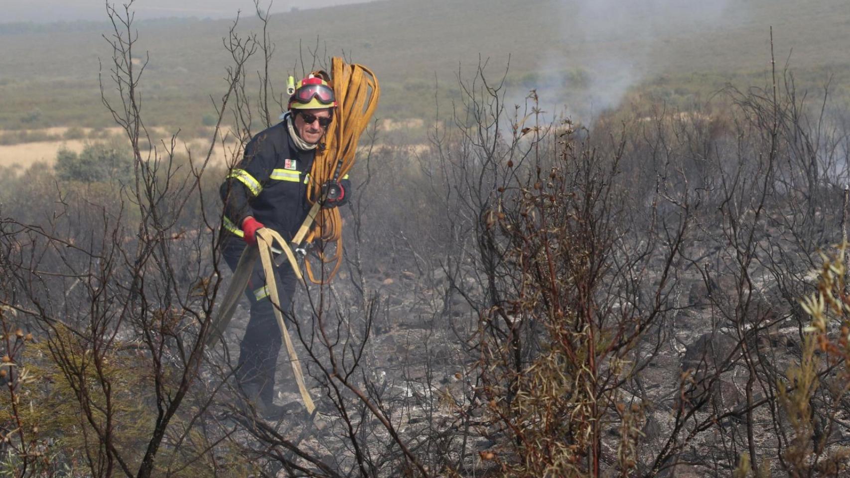 El presidente de la Diputación de Zamora, Javier Faúndez, en el incendio de Puercas de Aliste
