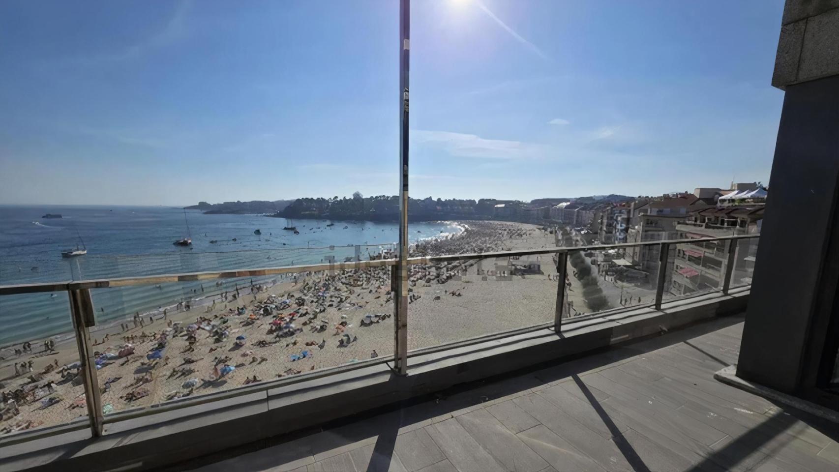 Vistas a la playa desde la terraza del ático de lujo más visitado de Galicia