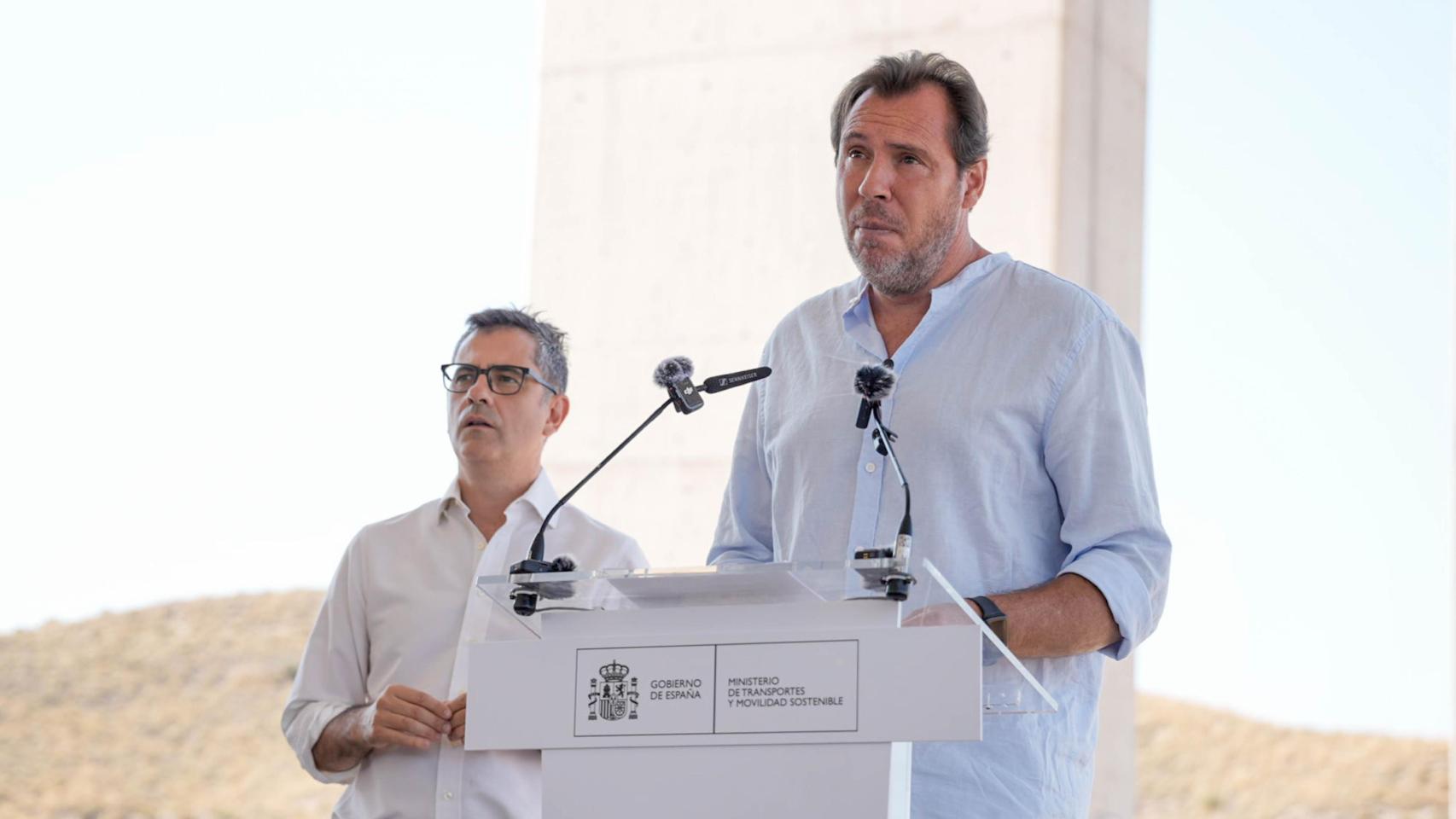 El ministro de Presidencia, Félix Bolaños (izq), junto al de Transportes, Óscar Puente, en una rueda de prensa este miércoles.