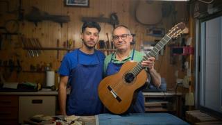Guitarras Maldonado, una vida fabricando sueños de madera: "Aquí han venido leyendas como Camarón o Vicente Amigo"