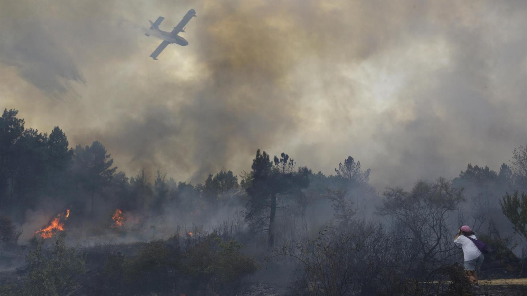 Un hidroavión trata de extinguir el incendio, a 12 de agosto de 2025, en Seixalbo, Ourense