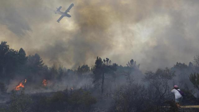 Un hidroavión trata de extinguir el incendio, a 12 de agosto de 2025, en Seixalbo, Ourense