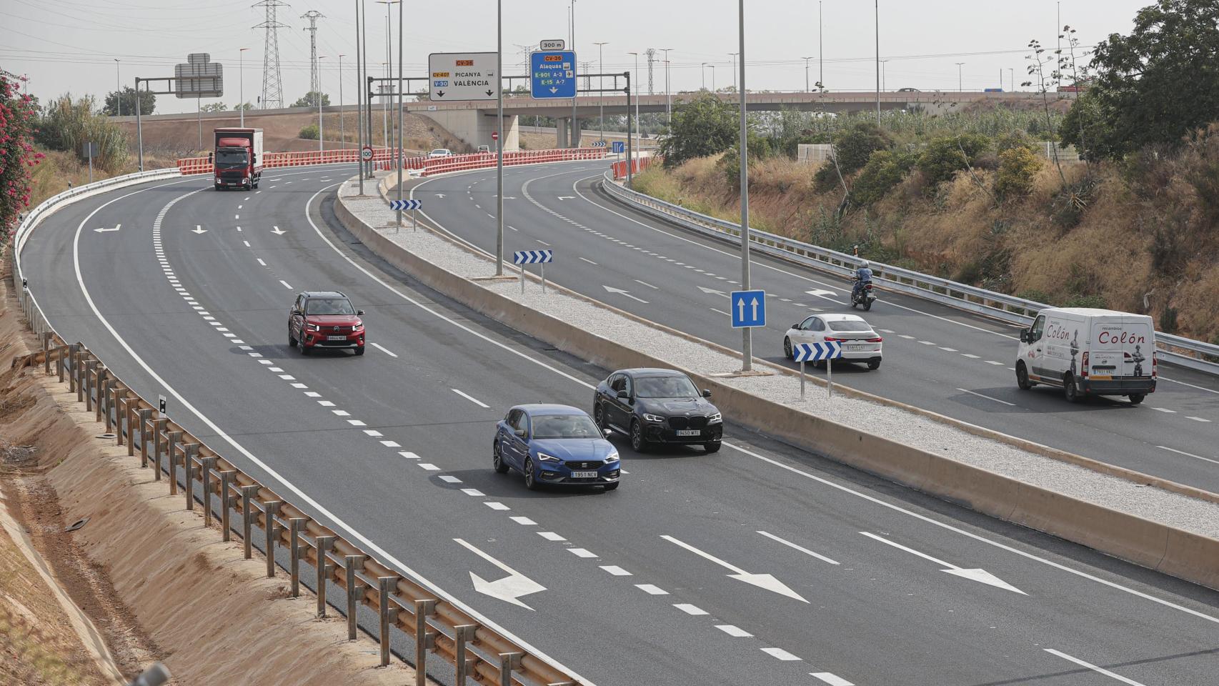 Reapertura de la carretera CV-33, dañada durante las inundaciones que causó la dana entre Torrent, Picanya y la V-31. Efe / Manuel Bruque