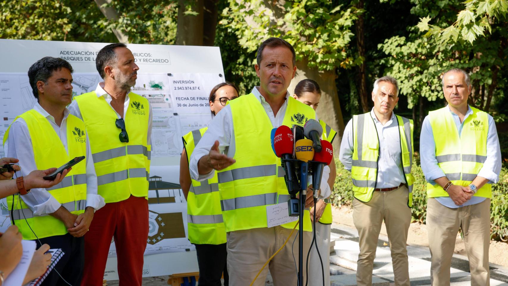 El alcalde de Toledo, Carlos Velázquez, visita las obras de remodelación del paseo de la Vega.