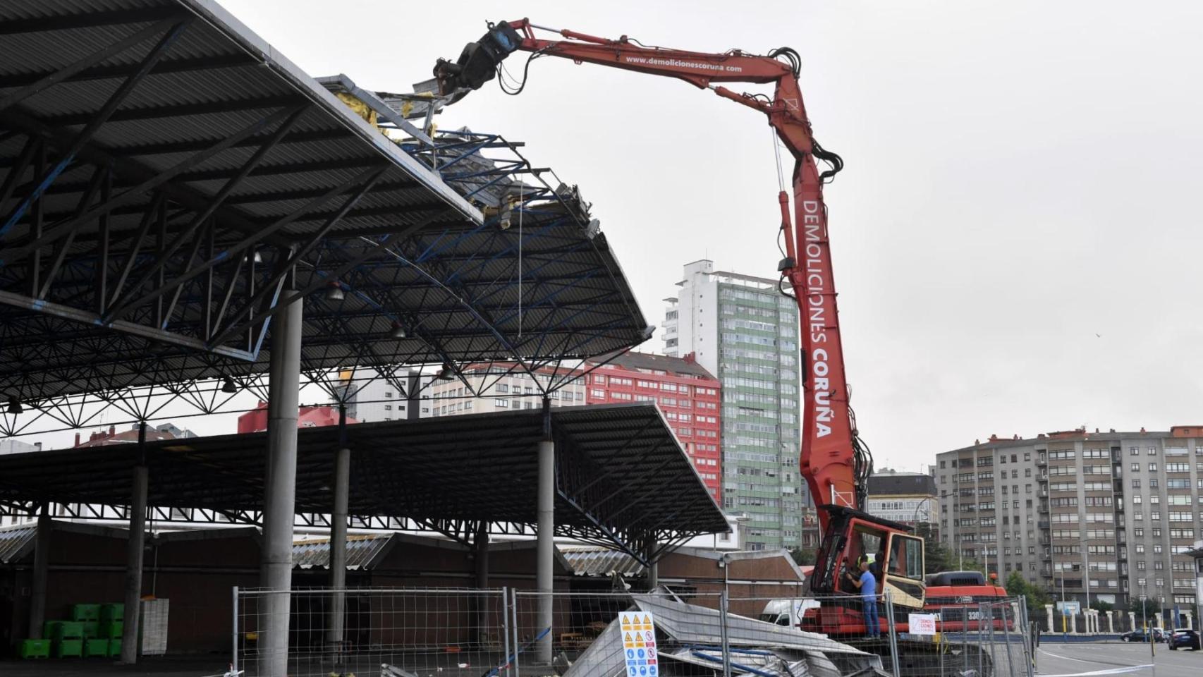 El Puerto de A Coruña desmantela la cubierta metálica de la antigua lonja de camiones