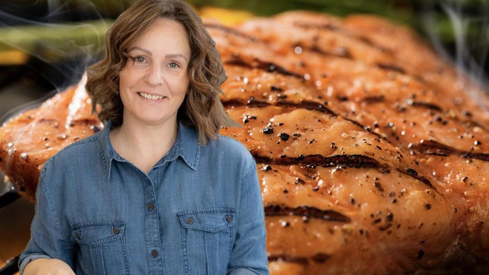 La cocinera Cristina Ferrer y una rodaja de salmón.