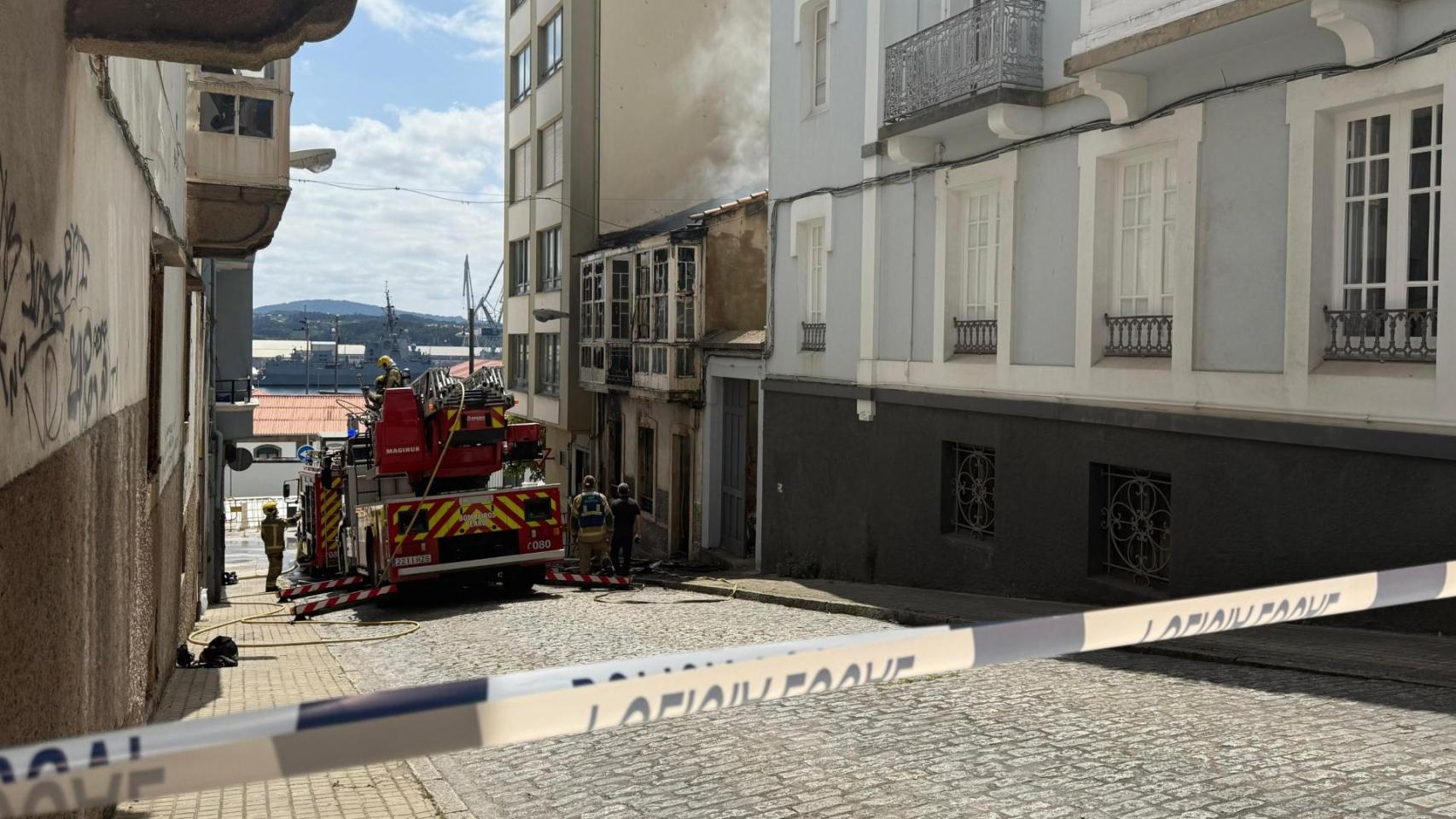 Los bomberos extinguen un edificio en ruinas ubicado en la calle Arce de Ferrol.