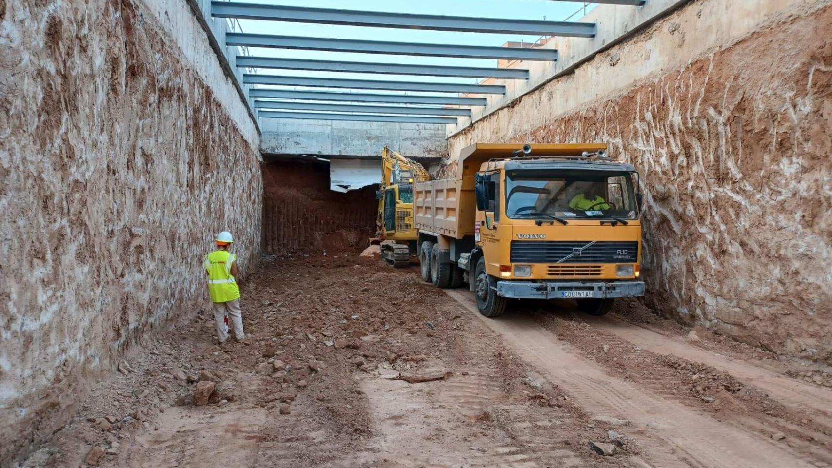 Trabajos de excavación en la estación de Pino Montano Norte.