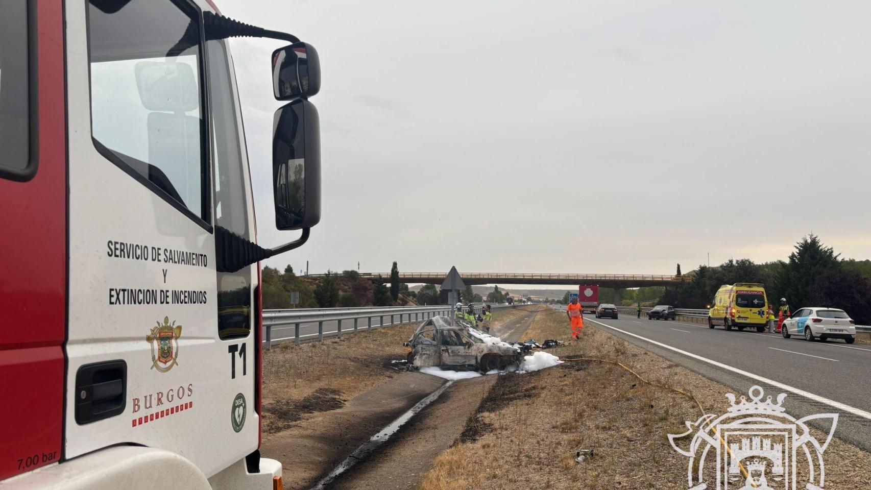 Un vehículo incendiado tras una colisión entre turismos