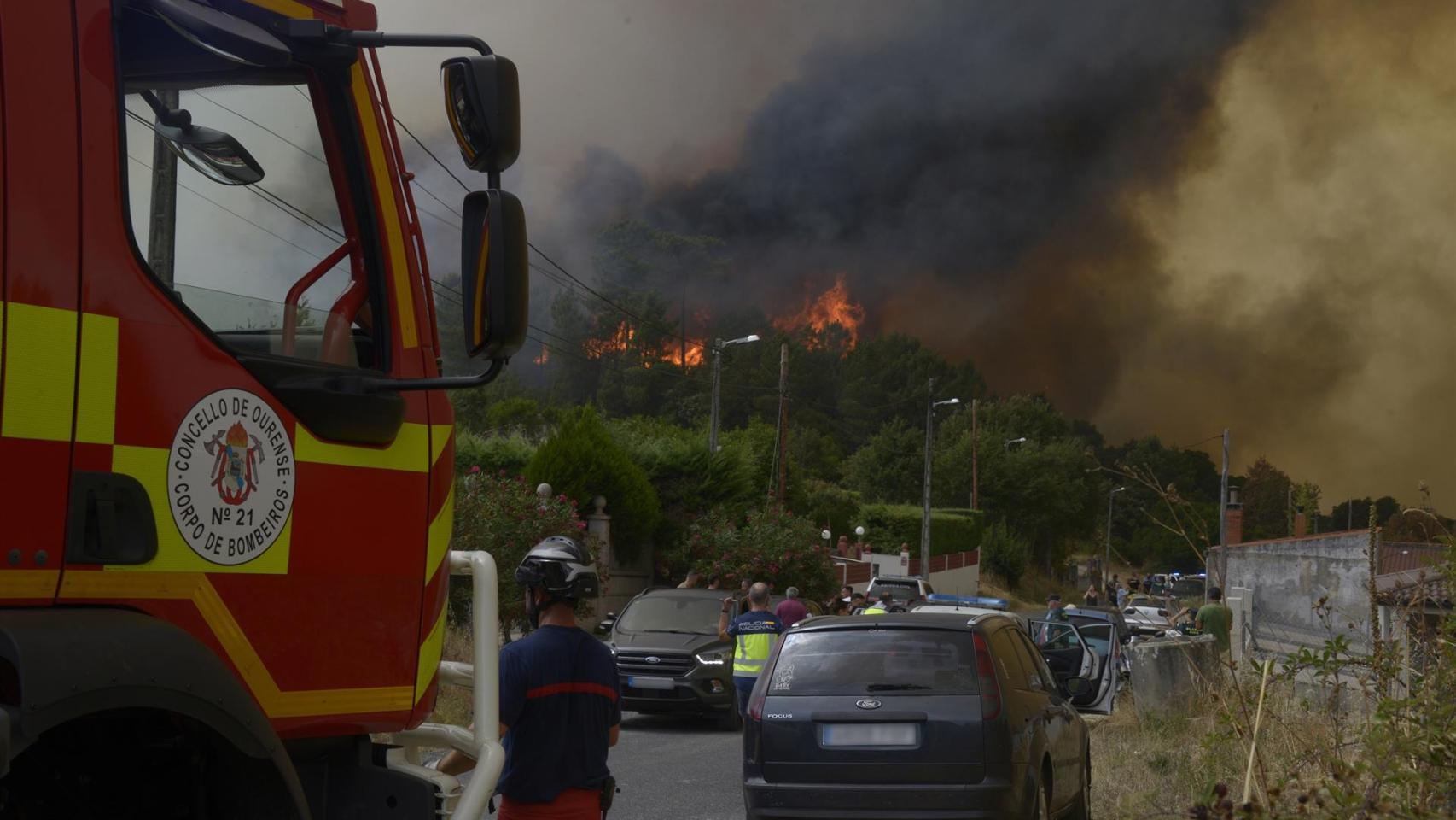 Varios servicios de emergencia trabajan en la extinción del fuego en Ourense