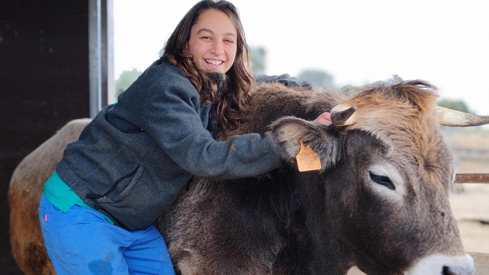 Coro Repullés, veterinaria de Salvando Peludos en la Fundación con la vaca Sella.