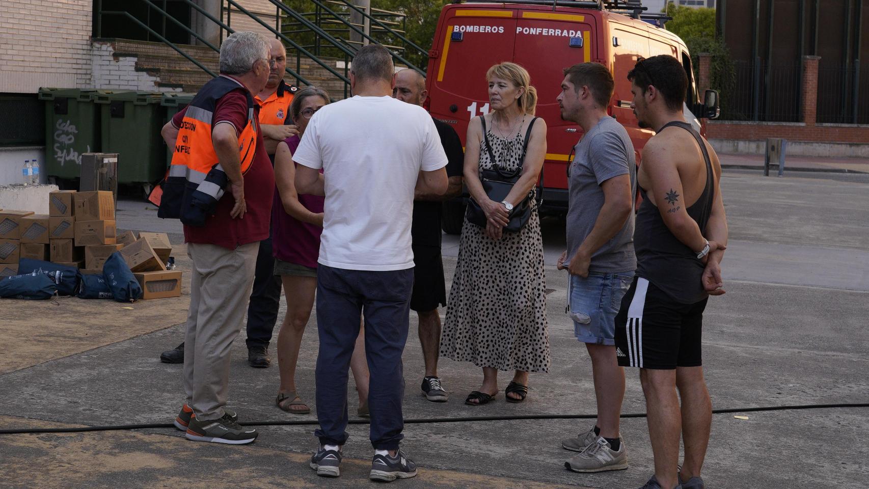 Algunos de los vecinos evacuados de León