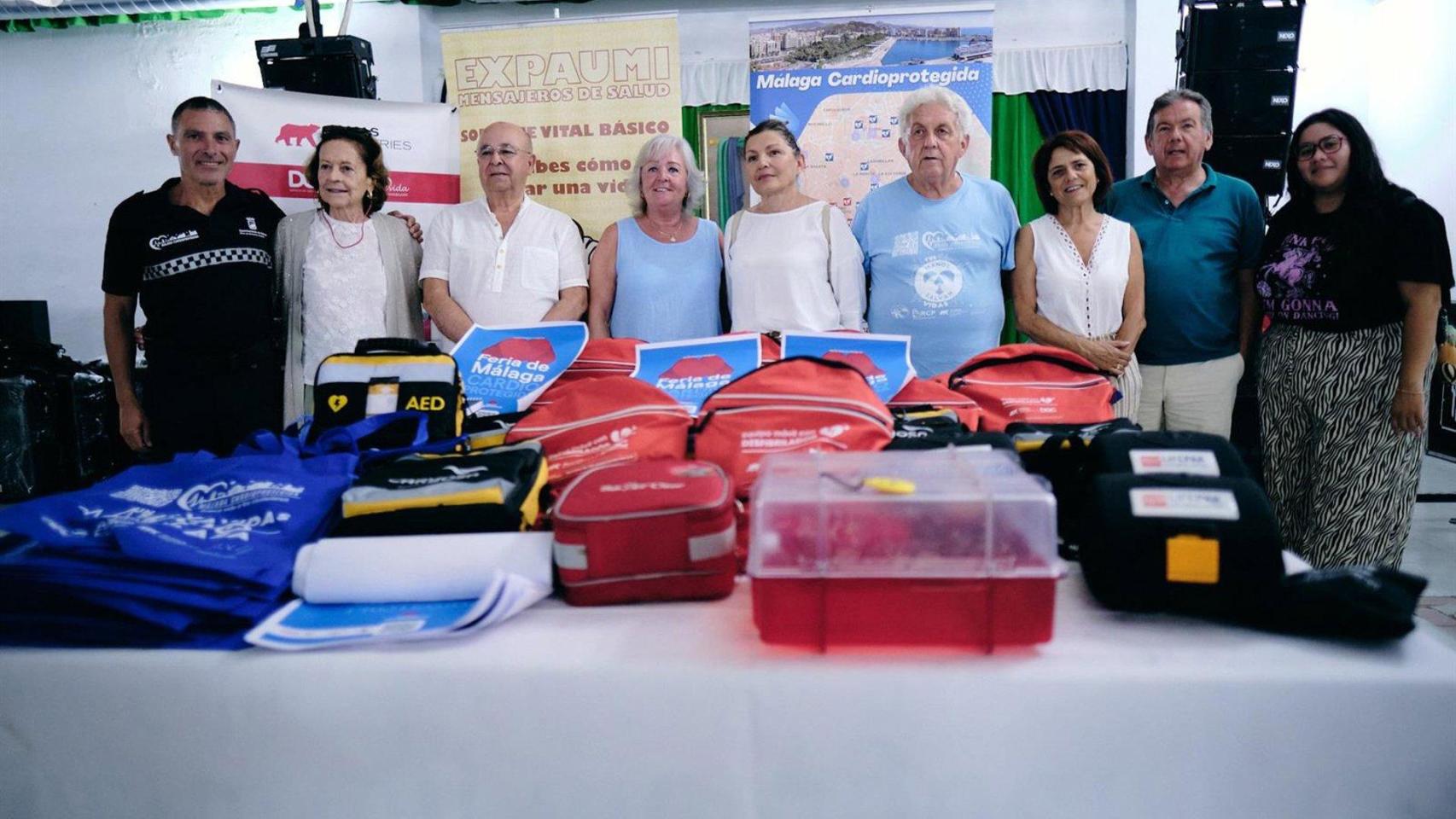 La concejala delegada de Servicios Operativos Playas y Fiestas, Teresa Porras, durante la entrega de desfibriladores.