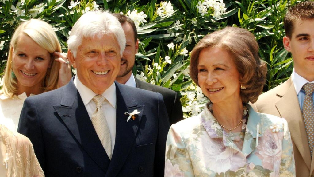 La reina Sofía, con Robert Warren Miller, padre de Marie Chantal, en el bautizo de Odisseas Kimon de Grecia, el 18 de junio de 2005.