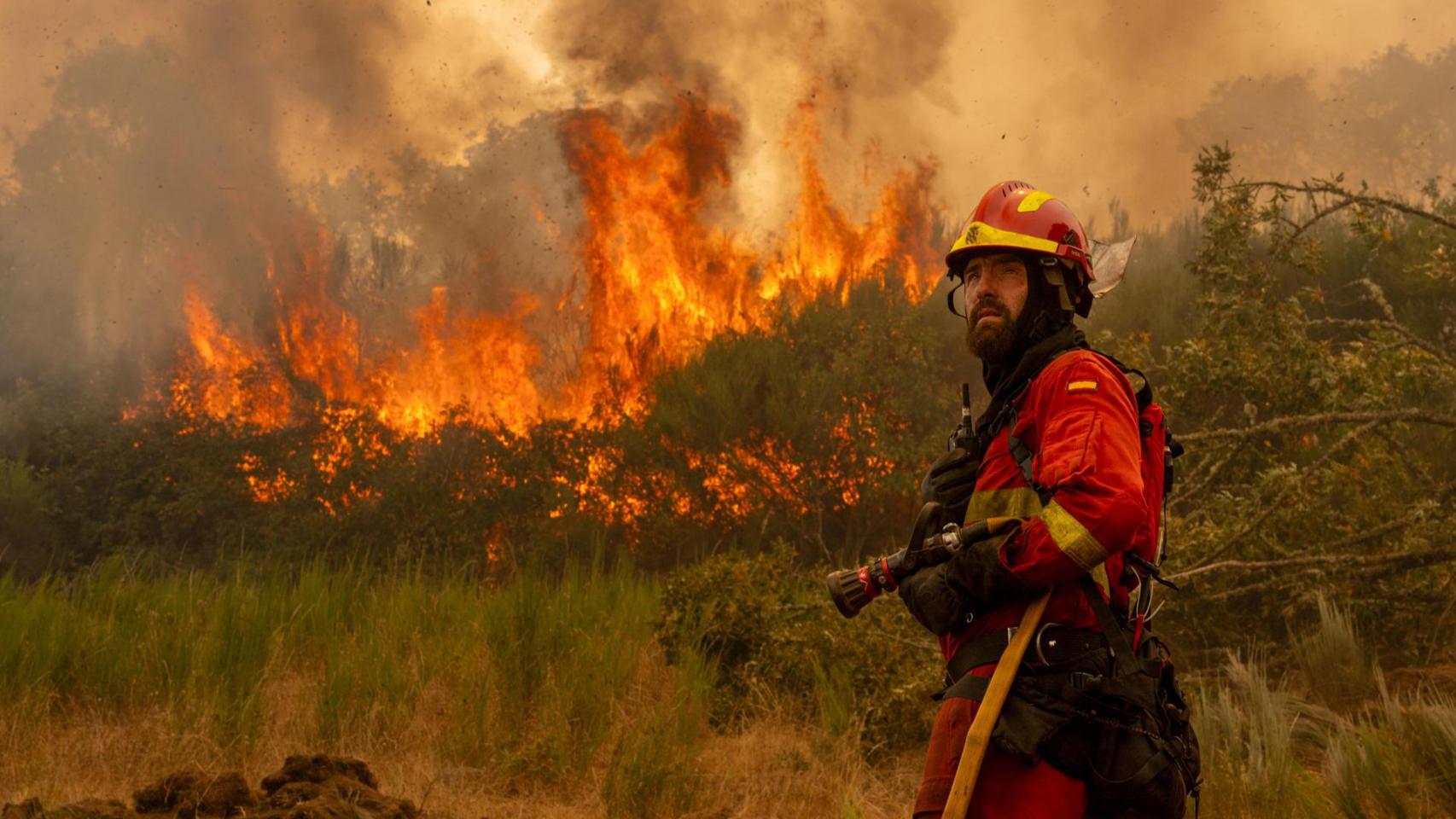 Un efectivo de la UME combate un incendio forestal Ourense.