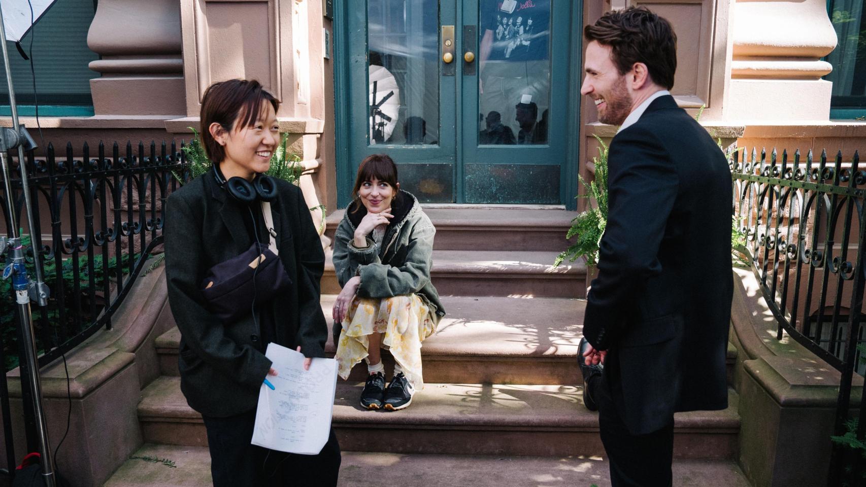Celine Song (izquierda) durante el rodaje de 'Materialistas' junto a los actores Dakota Johnson y Chris Evans. Foto: Sony Pictures