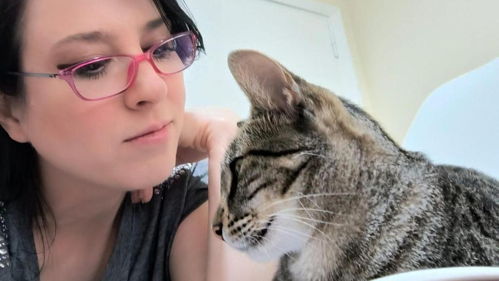 Vera Florin con su gata terapeuta en su consulta.