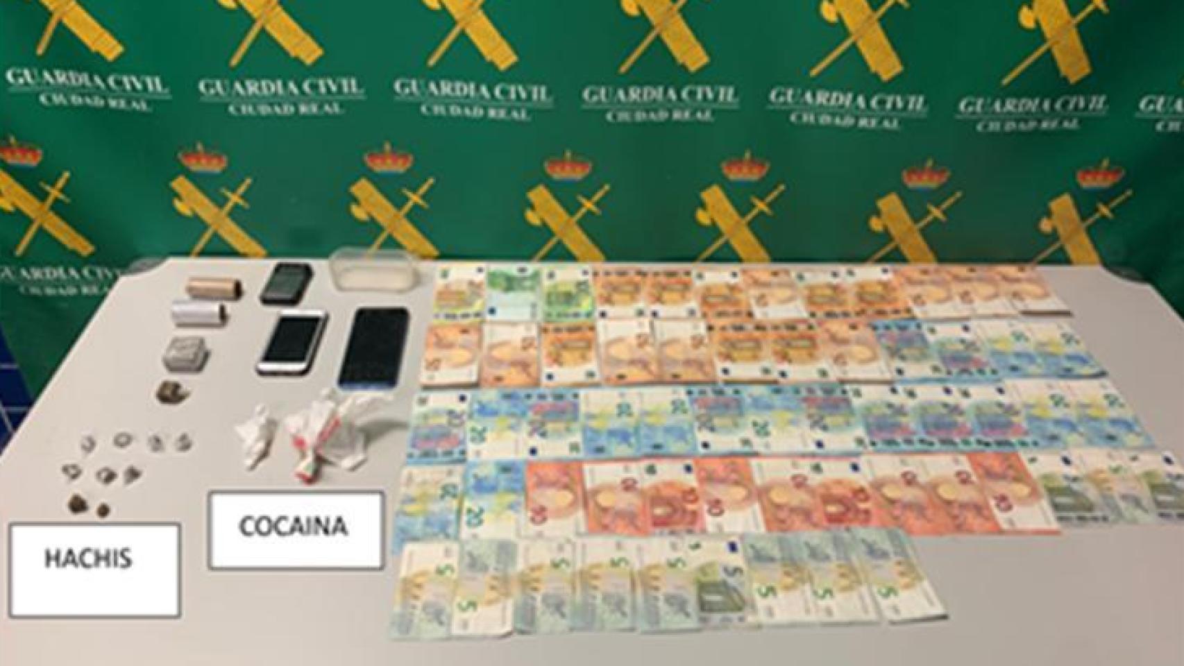 Efectos hallados en la gasolinera. Foto: Guardia Civil.