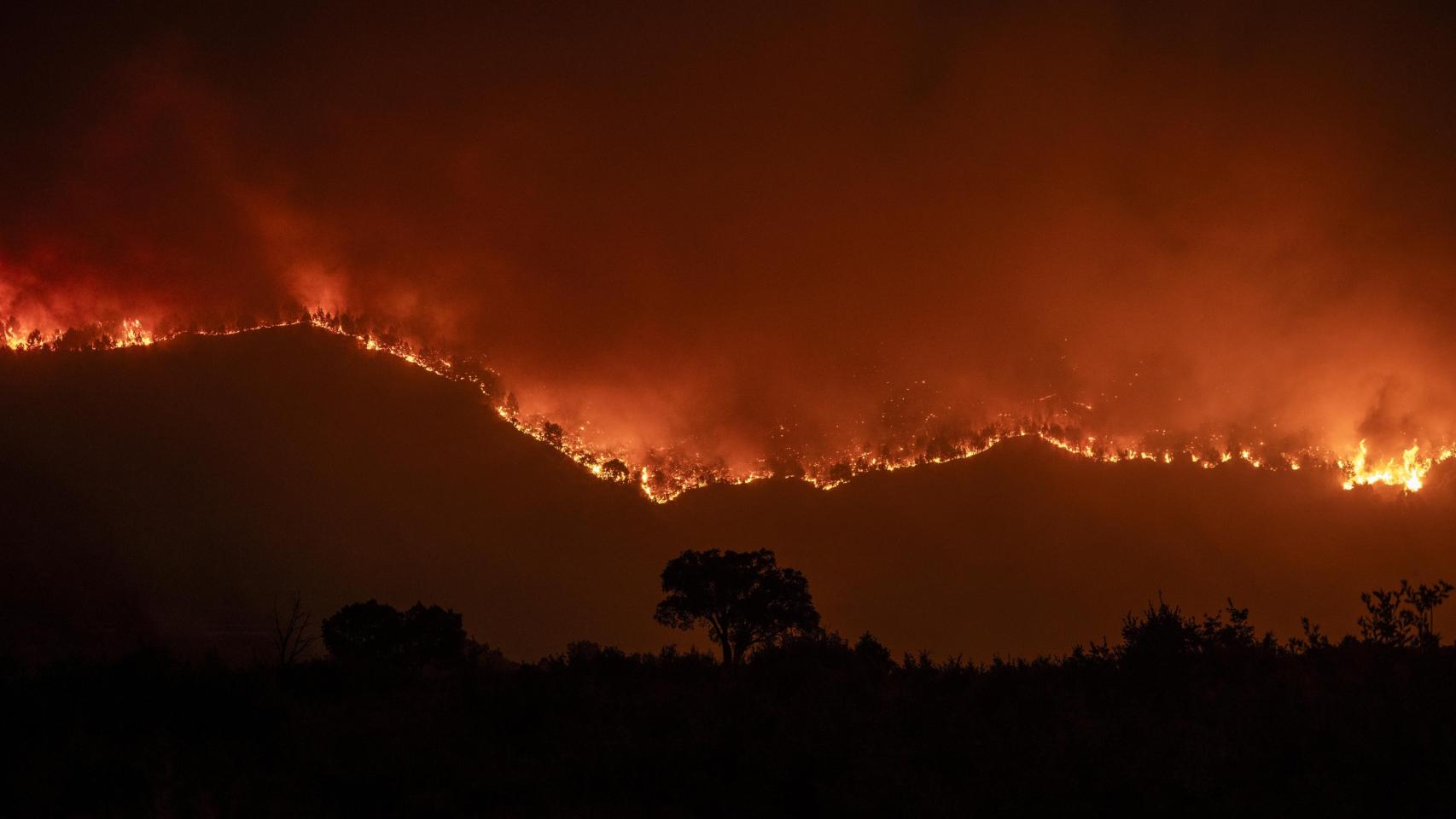 Vista del incendio forestal que permanece activo este miércoles por la noche en Oímbra (Ourense).
