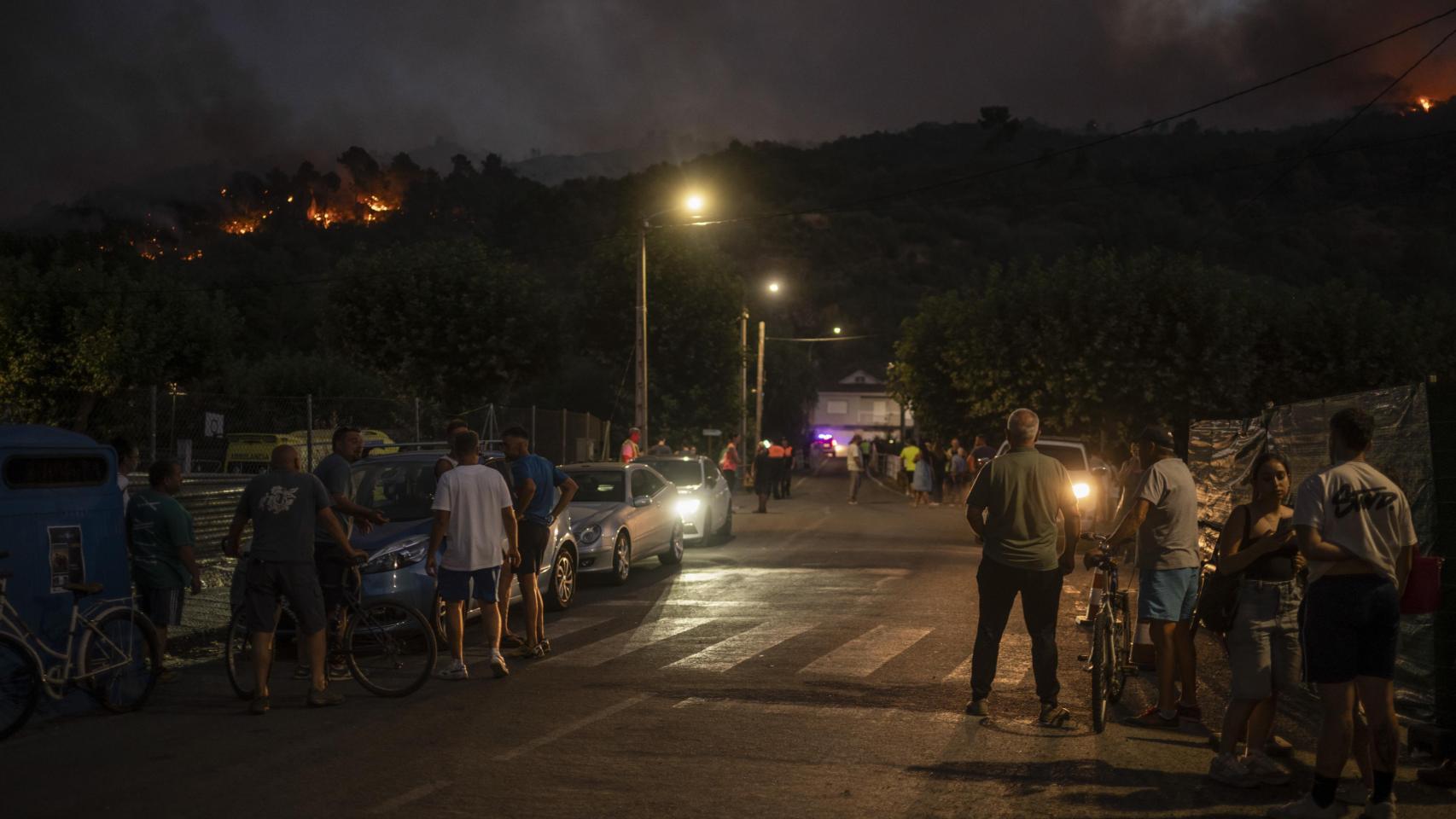 Vista del incendio forestal  en Monterrei (Ourense).