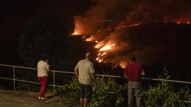 Vista de la aldea de As Chás, Oímbra (Ourense), durante el incendio forestal.