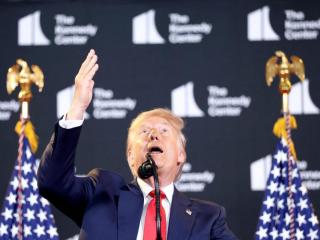 El presidente de Estados Unidos, Donald Trump, gesticula durante una visita al Kennedy Center en Washington.