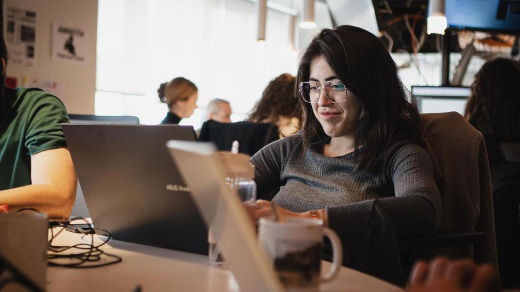 Claudia Estévez en la redacción de EL ESPAÑOL.