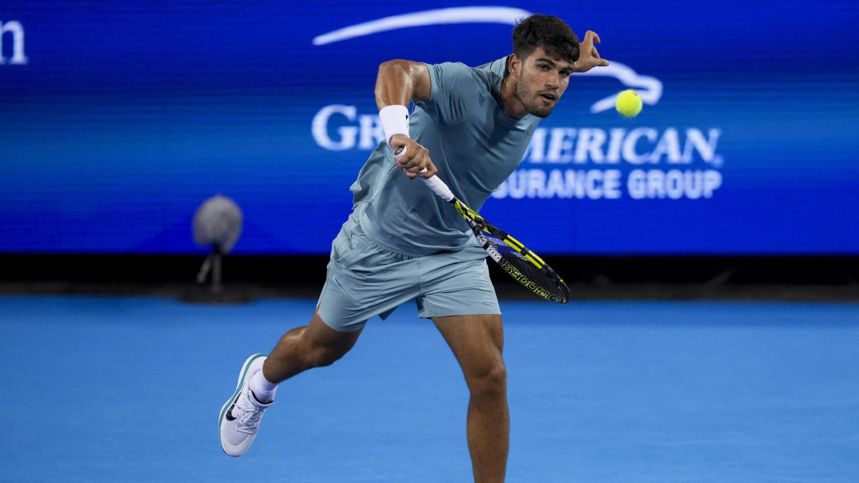 Alcaraz hace una dejada durante el partido con Nardi.