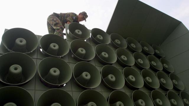 Un soldado surcoreano retira los altavoces propagandísticos en la zona desmilitarizada de Paju.