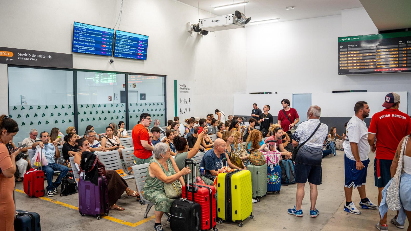 Varias personas esperando, en la Estación de Chamartín Clara Campoamor