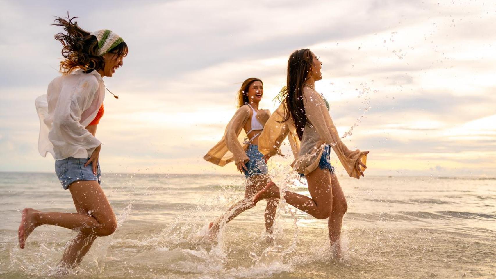 Un grupo de amigas disfrutando de una tarde en la playa.
