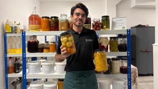 La primera casa de fermentos abre en un mercado del SoHo madrileño: vermú y pepinillos con alma de Mugaritz