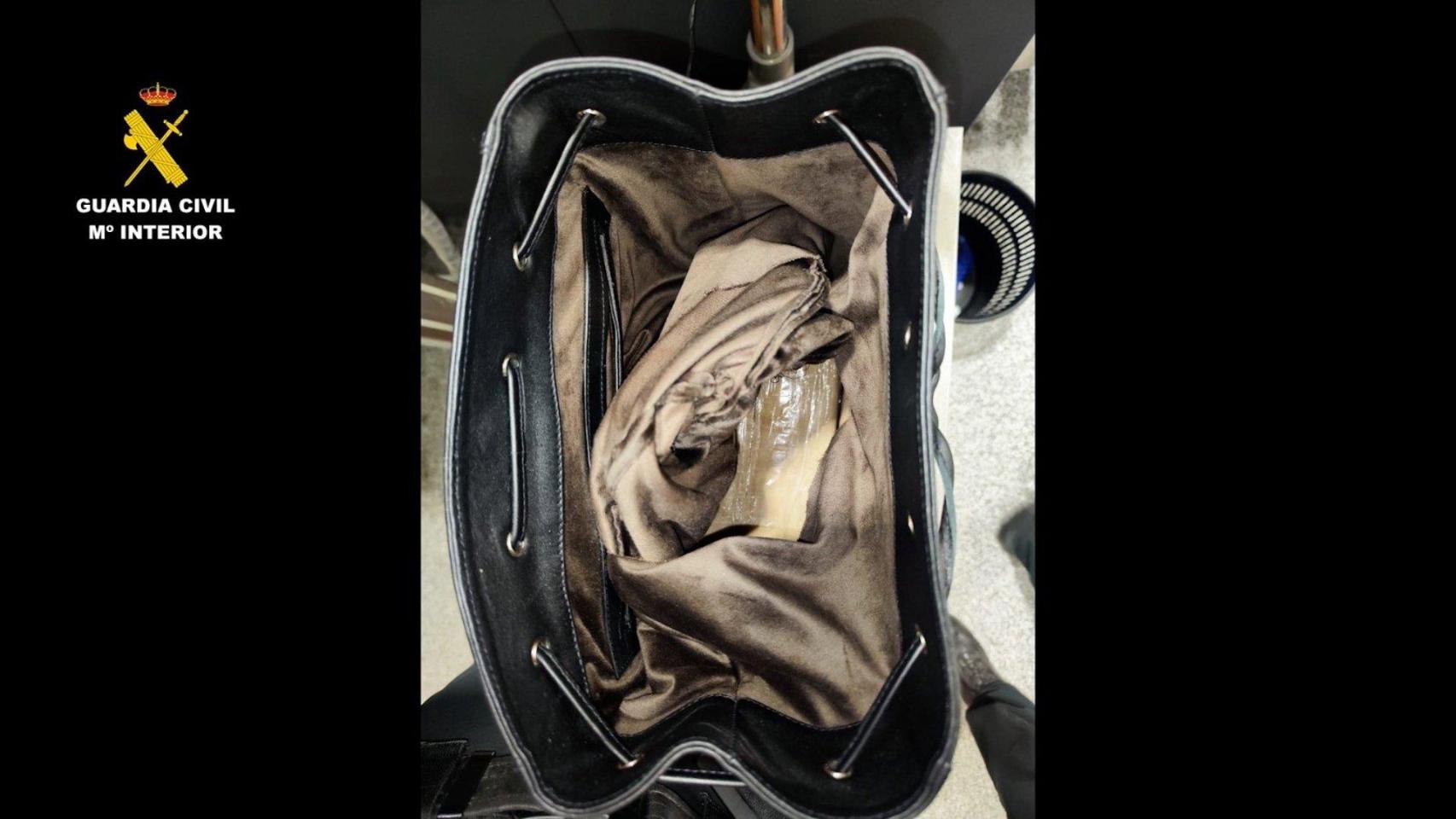 Imagen de la droga ocultada en una mochila