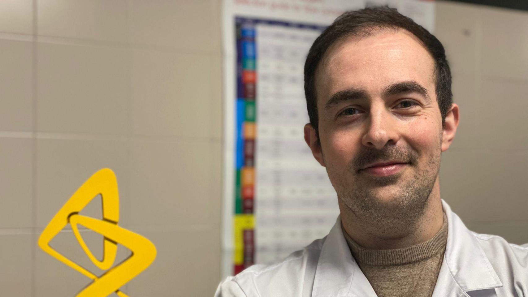 El investigador Adrián Mosquera lidera una línea de investigación en el Instituto de Investigación Sanitarias de Santiago (IDIS) centrada en las aplicaciones de la genómica y la inteligencia artificial en el campo de la medicina de precisión.