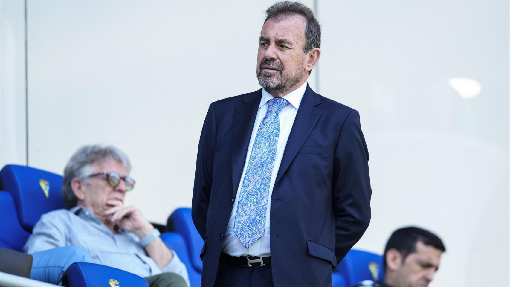 Ángel Torres, en el palco del estadio del Cádiz, el Nuevo Mirandilla.